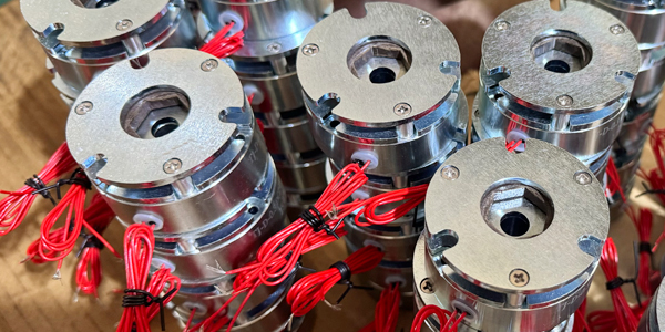 微型電機(jī)能用0.3KG失電制動(dòng)器嗎？